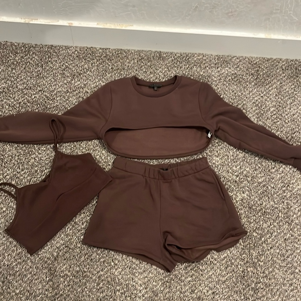 Three piece outfit the color brown size XL